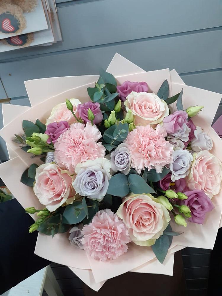 Букет цветов из: Розы, Гвоздики и Лизиантусы в Кашин